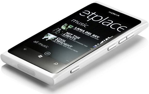 Скоро поступит в продажу белая Nokia Lumia 800 